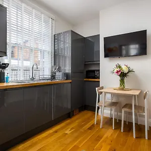 Contemporary Ground Floor - Town Centre With Parking! Apartment