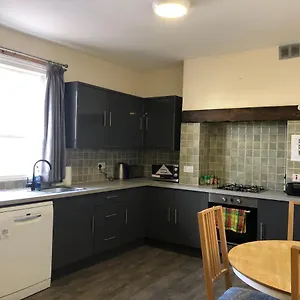 Comfortable Away From Home, Town Centre, Free Parking,multiple Homestay